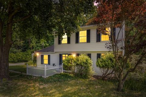 1140 Huntsridge Dr, Glenwillard, PA 15046