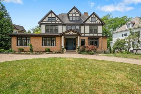 41 Edgecliff Rd, Carnegie, PA 15106