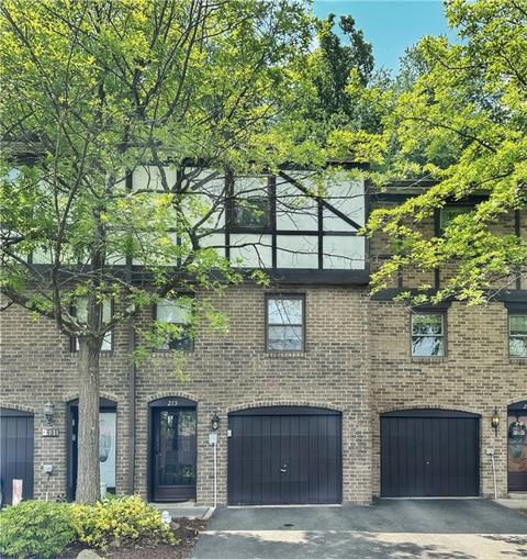 215 Newton Sq, Coraopolis, PA 15108