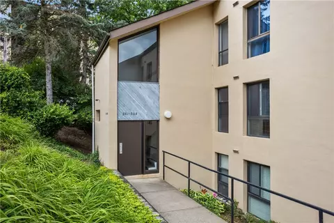2034 Swallow Hl #305, Pittsburgh, PA 15220