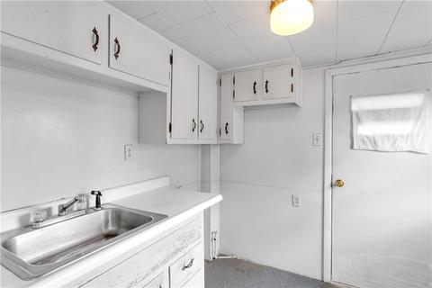304 Beech St, Vandergrift, PA 15690 photo 5