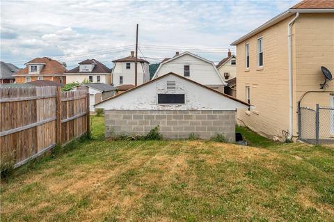 304 Beech St, Vandergrift, PA 15690 photo 2
