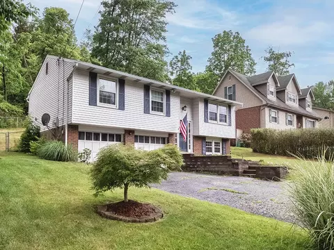 628 Carnival Dr, Pittsburgh, PA 15239