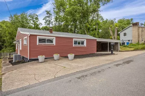 4 Charles Dr, Carnegie, PA 15106