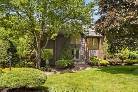 2385 W Gate Dr, Pittsburgh, PA 15237