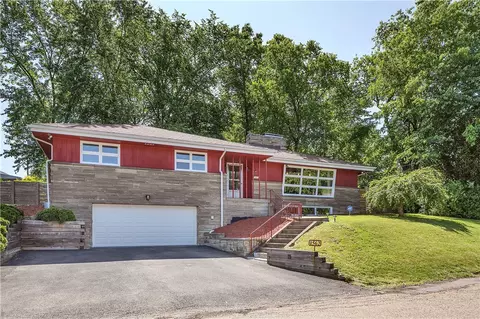 1562 Fairmont Dr, New Kensington, PA 15068