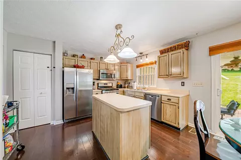910 Castleview Dr, Irwin, PA 15642 photo 10