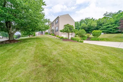 910 Castleview Dr, Irwin, PA 15642 photo 2