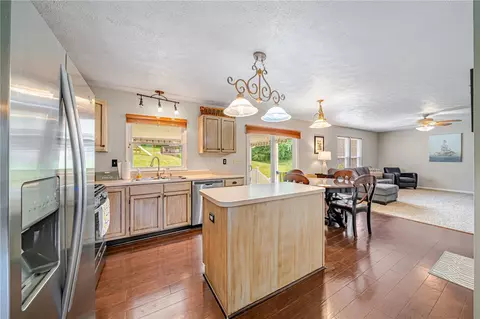910 Castleview Dr, Irwin, PA 15642 photo 12