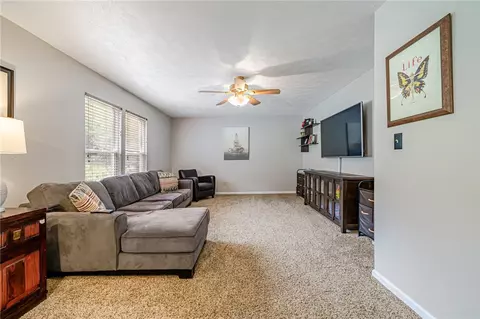 910 Castleview Dr, Irwin, PA 15642 photo 6