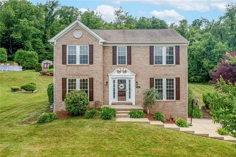 910 Castleview Dr, Irwin, PA 15642
