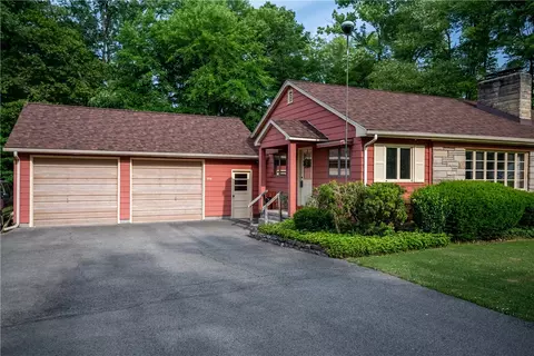 856 Sugar Hollow Rd, Hermitage, PA 16148