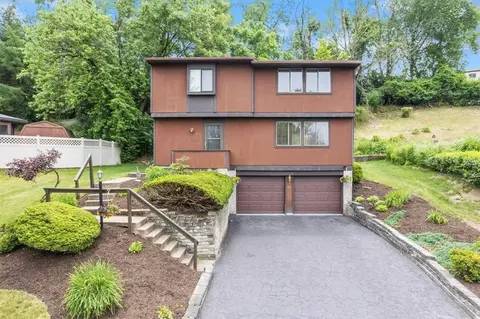 3 Crosswinds Dr, Pittsburgh, PA 15220