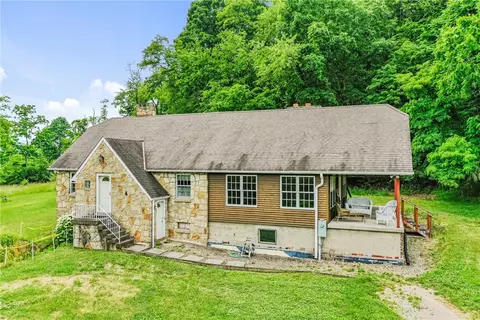 7185 Guyer Rd, New Kensington, PA 15068
