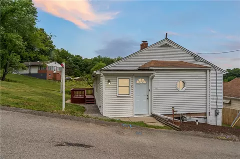 471 Aspen Ln, Tarentum, PA 15084