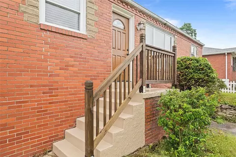 322 Woodhill Rd, West Mifflin, PA 15122