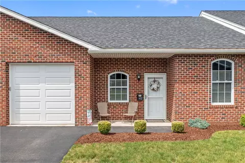 902 Valentina Ln, Lower Burrell, PA 15068