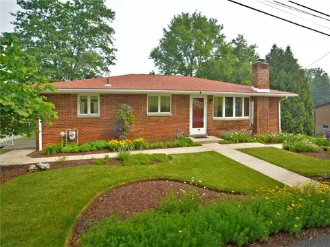 11 Berlin Rd, Jeannette, PA 15644