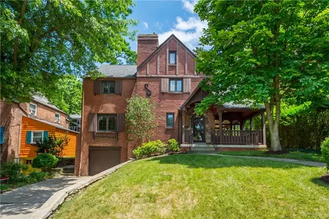 520 Overlook Dr, Pittsburgh, PA 15216