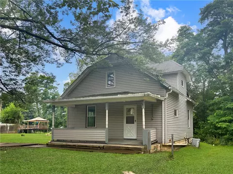 333 Forest Grove Ave, Ellwood City, PA 16117