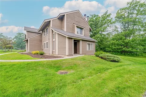 1268 Gristmill Ct, Hidden Valley, PA 15502