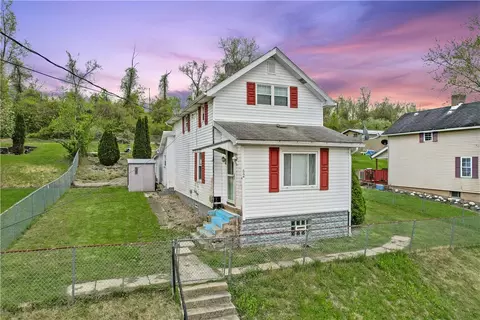62 Main St, Daisytown, PA 15427