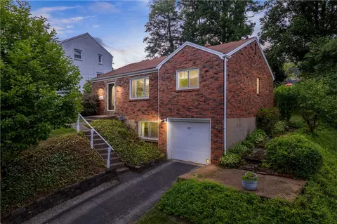 307 Canterbury Dr, Pittsburgh, PA 15238