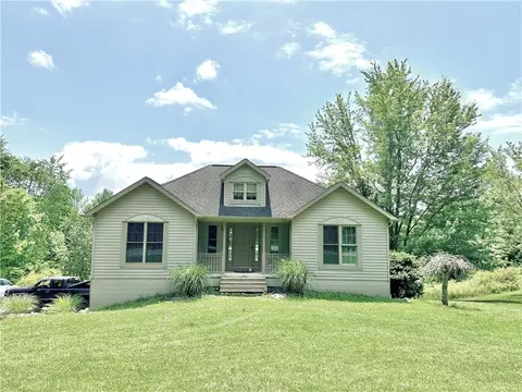 5702 County Line Rd, New Castle, PA 16101