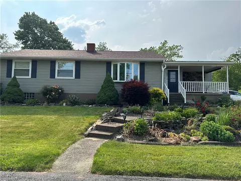 605 S 7th St, Youngwood, PA 15697