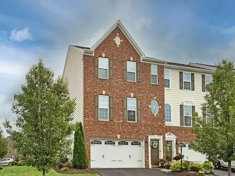 301 Arrowwood Ln, Canonsburg, PA 15317