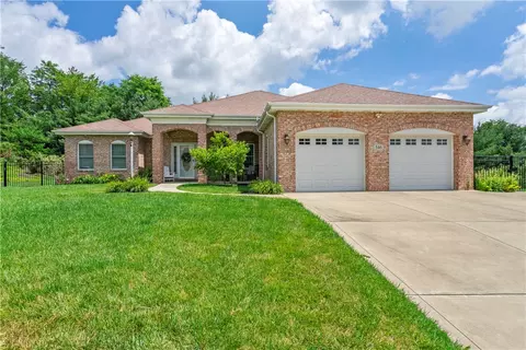 546 Birch Dr, Houston, PA 15342