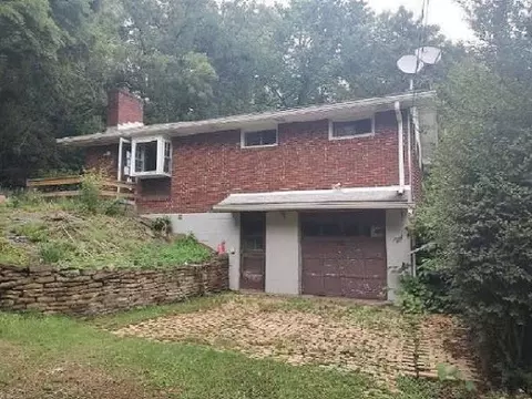 100 Leonard St, Mckees Rocks, PA 15136