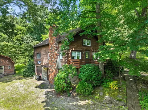 121 Falcon Ln, Jeannette, PA 15644