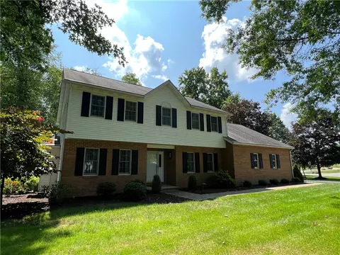 14 Forest Glen Dr, Grove City, PA 16127