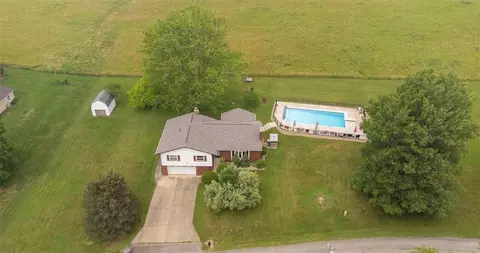 304 Northwestern Dr, Ellwood City, PA 16117