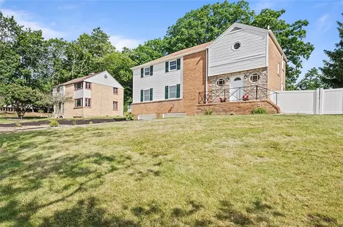 8 Swan Dr, Pittsburgh, PA 15237