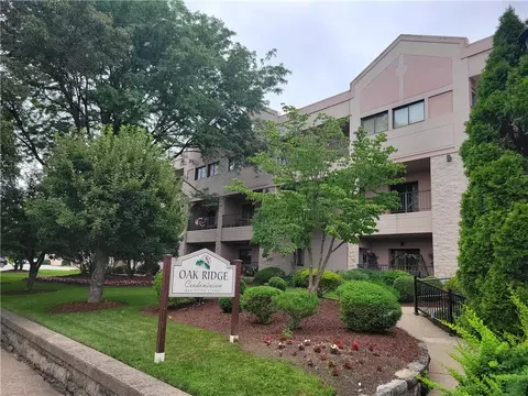 640 5th St #305, Oakmont, PA 15139