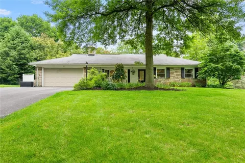 203 Pin Oak Dr, Beaver, PA 15009