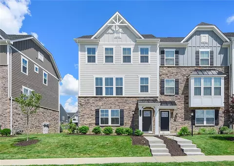 1040 Adair Ave, Valencia, PA 16059
