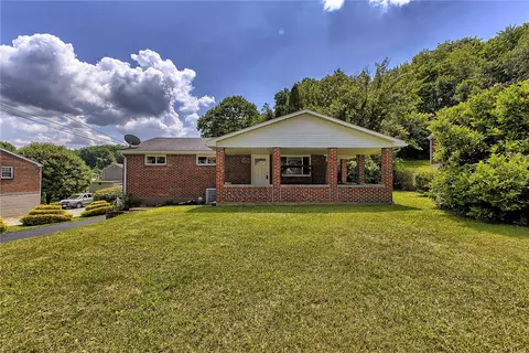 526 Newport Dr, Greensburg, PA 15601