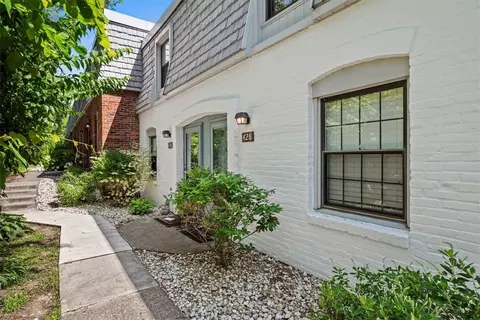 428 Country View Ct, Pittsburgh, PA 15205