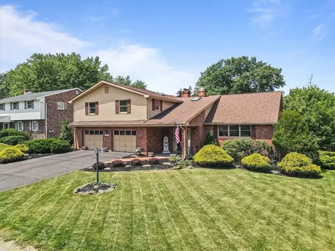 8087 Oxbridge Dr, Pittsburgh, PA 15237