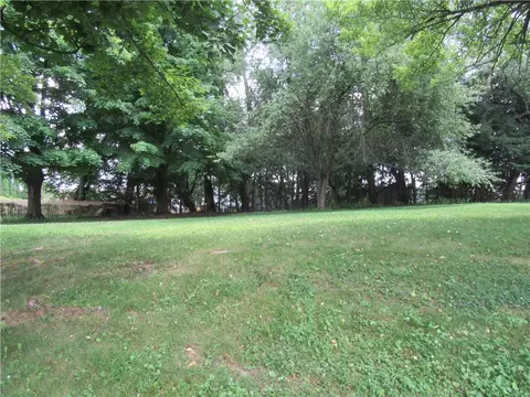 18 Cambridge Dr, Irwin, PA 15642 photo 2