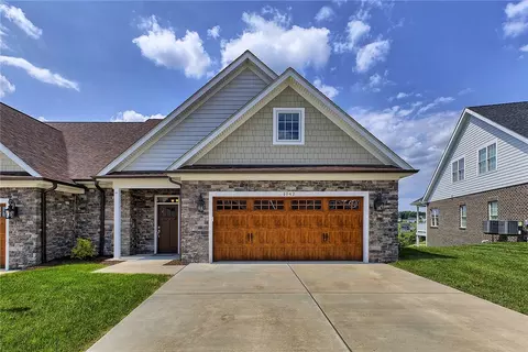 1042 Blackthorne Dr, Jeannette, PA 15644