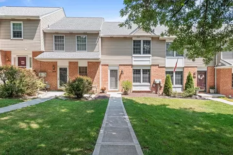 142 Meadowview Dr, Canonsburg, PA 15317