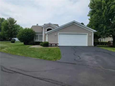 54 Golfwood Dr #54, Hermitage, PA 16148