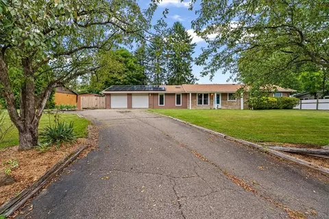 204 Sandalwood Dr, Cranberry Township, PA 16066