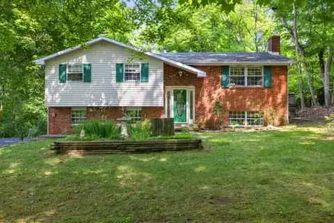 1200 Alamae Lakes Rd, Washington, PA 15301