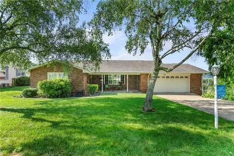 910 Crestview Dr, Ellwood City, PA 16117