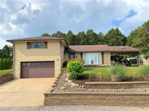 13763 Redwood Dr, North Huntingdon, PA 15642